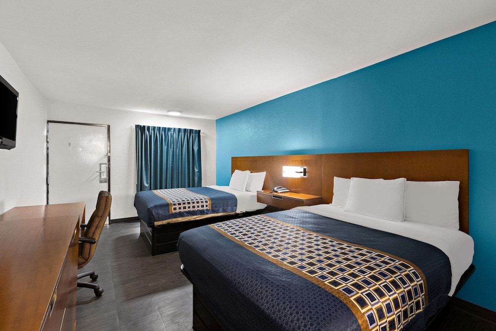 Econo Lodge Commerce - photo 37