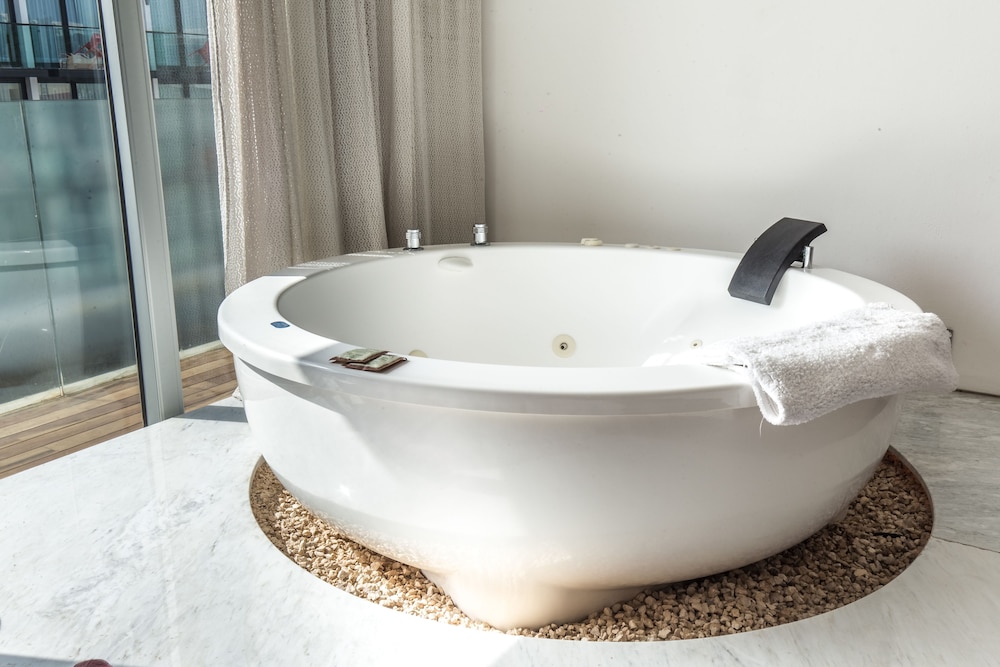 Jetted tub