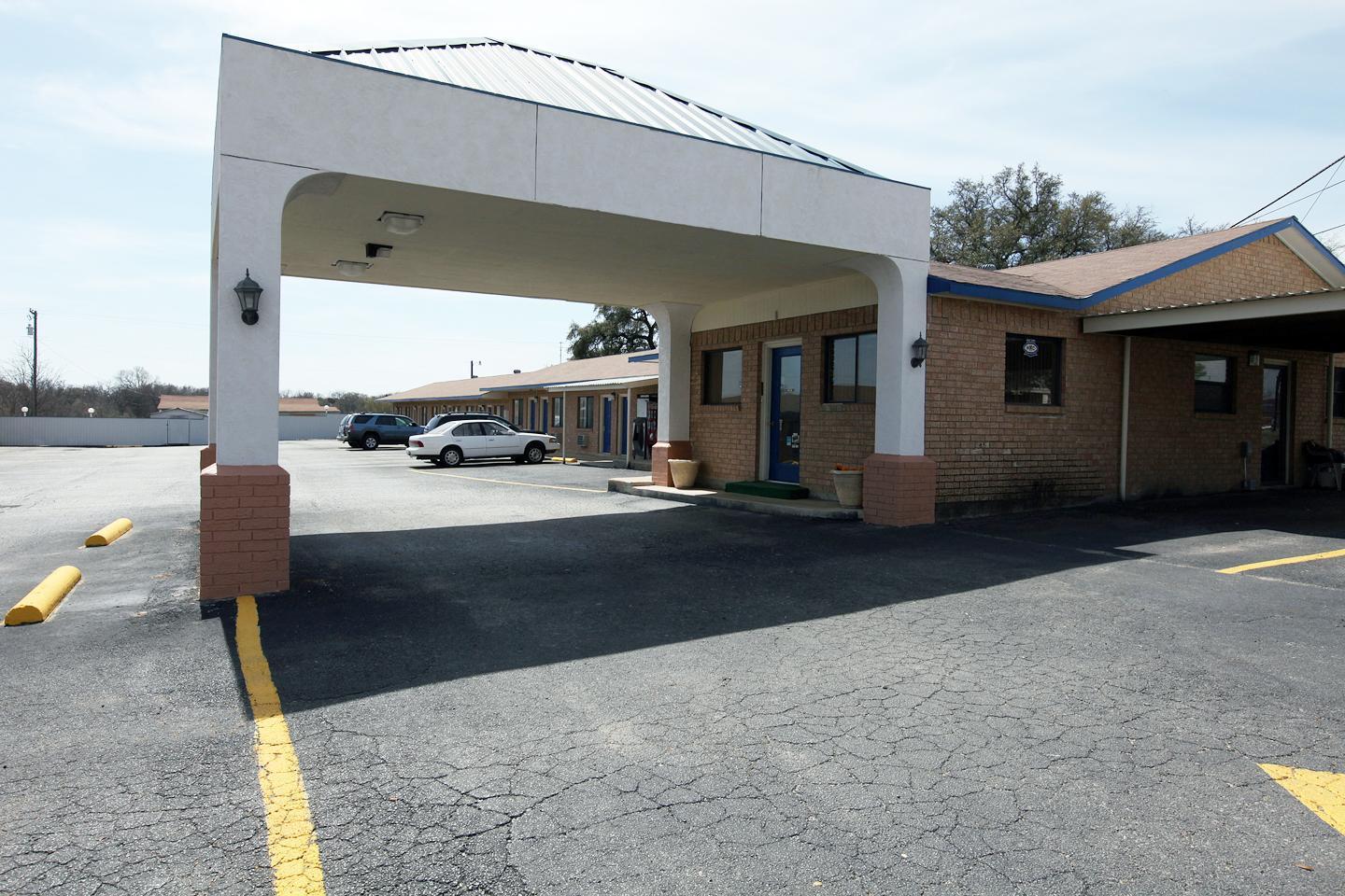 Americas Best Value Inn Comanche - photo 16