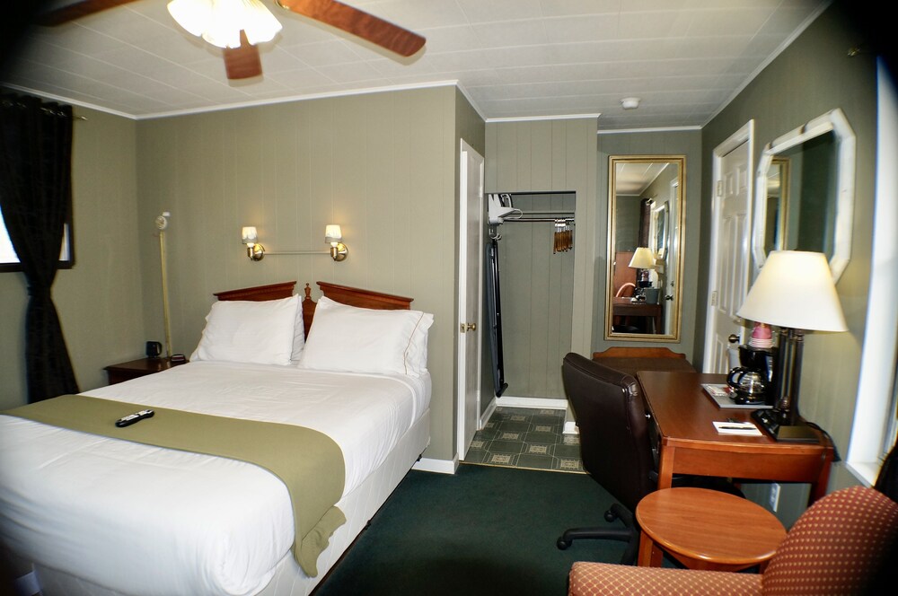 CedarWood Inn - photo 60