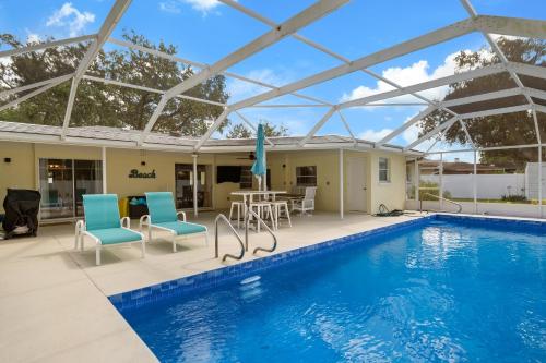 Blue Chill Heated pool home with grill 15 min drive to the beach — 4-Star Luxury Hotel in Bradenton, United States