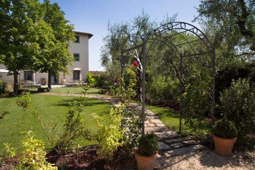Roveta Apartment — 4-Star Luxury Hotel in Scandicci, Italy
