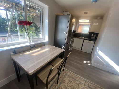Relaxing 1 Bed Apartment Your Home Away from Home — 4-Star Luxury Hotel in London, United Kingdom