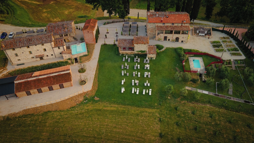Agriturismo Podere Tovari — 4-Star Luxury Hotel in Anghiari, Italy
