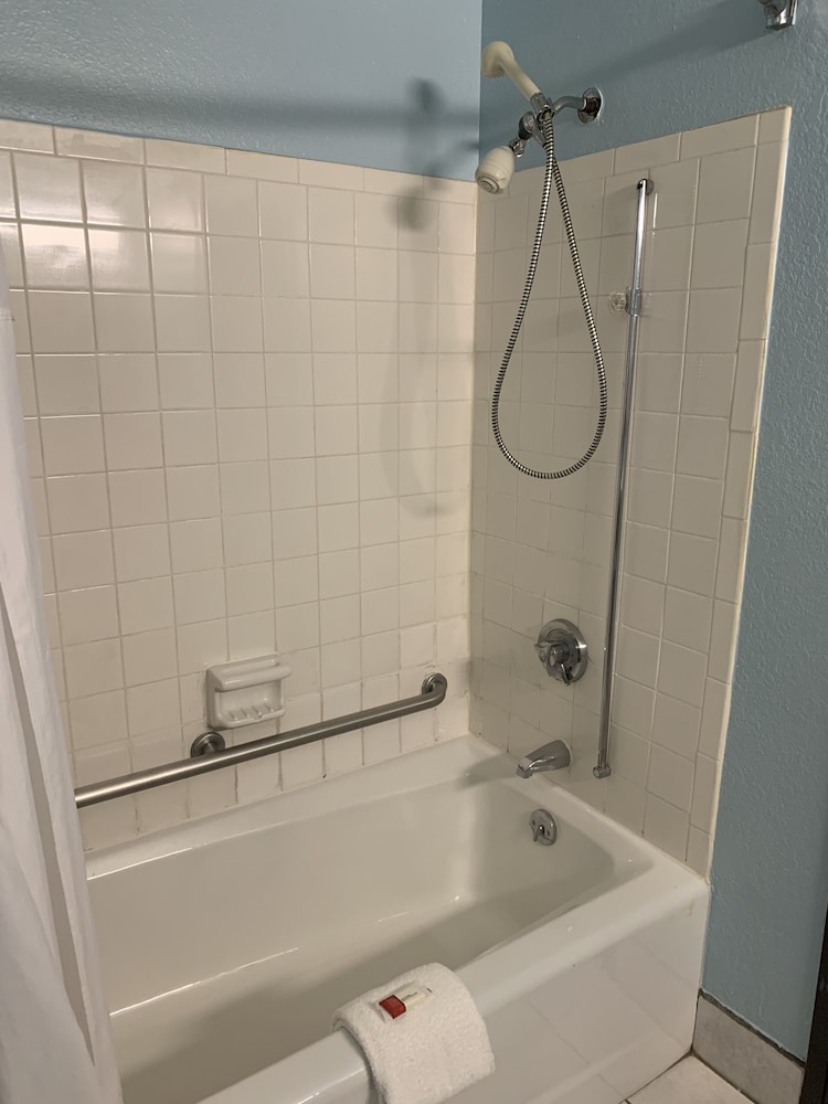 Days Inn by Wyndham Greenwood SC - photo 13
