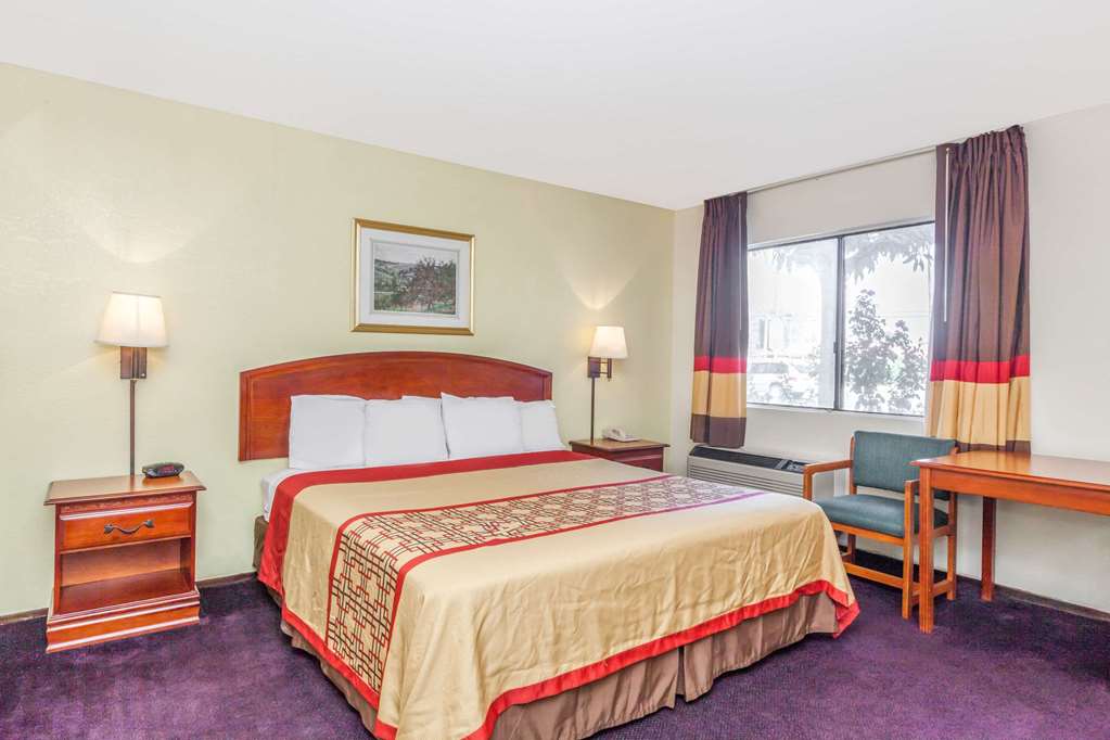 Super 8 by Wyndham Bakersfield Central - photo 10