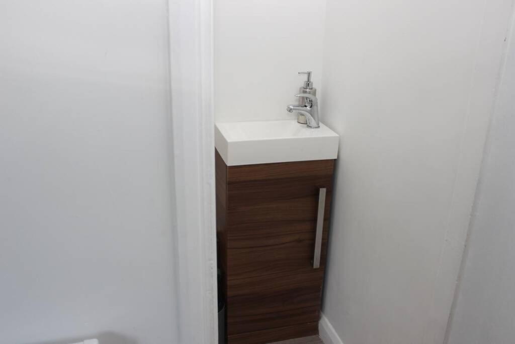 Newly Refurbished 3 Bed 2.5 Bath House in Staines — 5-Star Luxury Hotel in Staines, United Kingdom