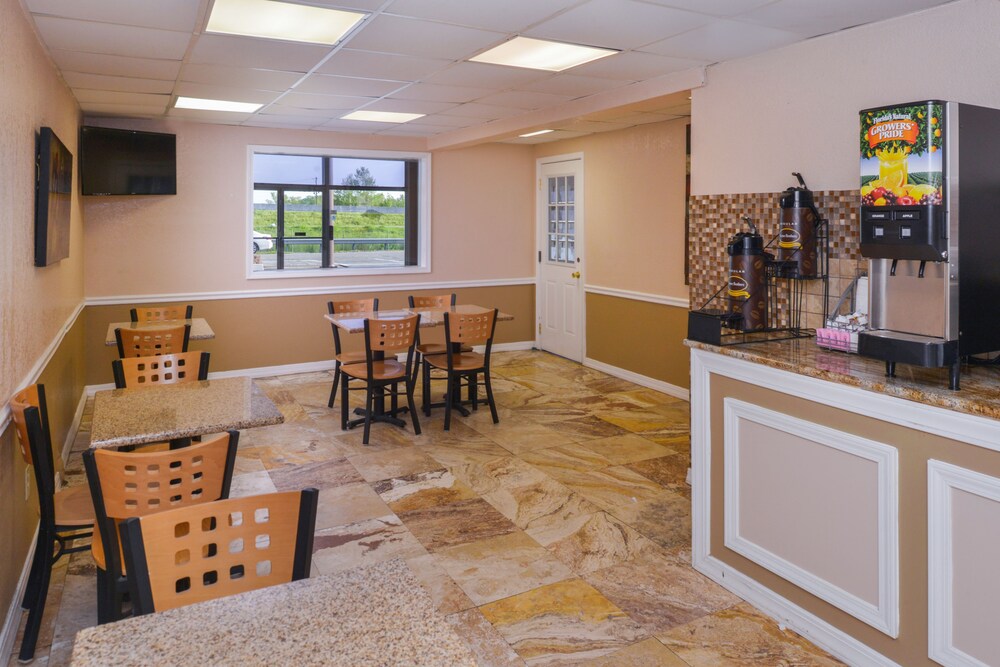 Super 8 by Wyndham Little Rock North Airport - photo 24