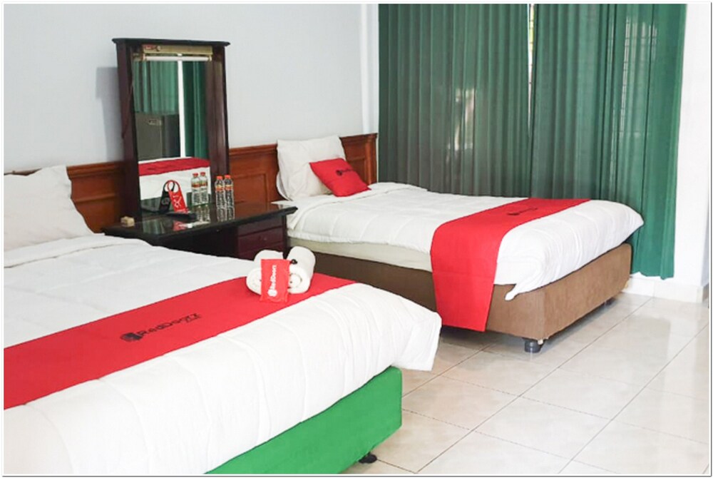 RedDoorz near Bojonegoro Train Station - carbon neutral hotel in Bojonegoro