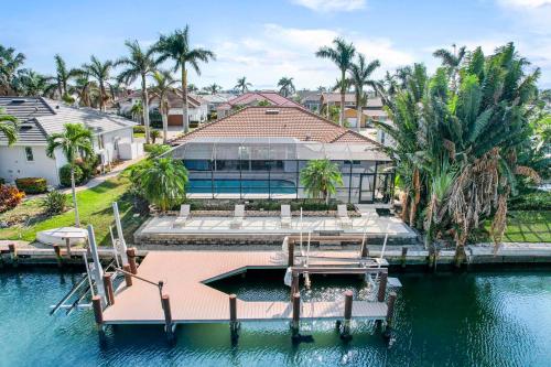 Grove Marco 3BR Waterfront Home Heated Pool & Dock — 4-Star Luxury Hotel in Marco Island, United States