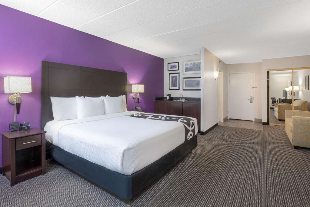 La Quinta Inn & Suites by Wyndham Clifton Rutherford - photo 27