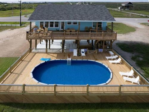 Crystal Beach Beachfront Heated Pool Sleeps 10 — 4-Star Luxury Hotel in Bolivar Peninsula, United States