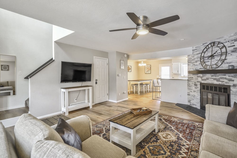 3brstate Park&mountainsnearby Lake in Colorado Springs, United States