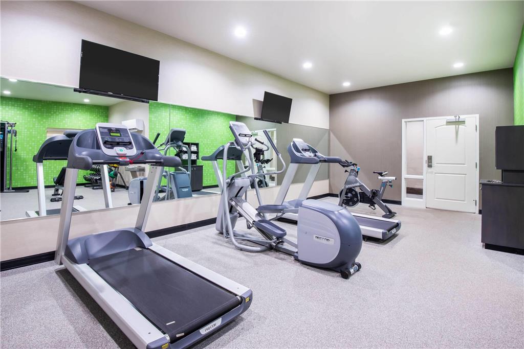 La Quinta Inn & Suites by Wyndham Buffalo Amherst - photo 10