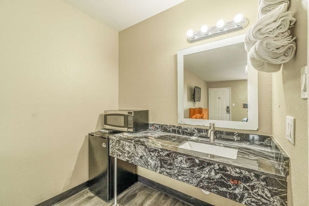 Regency Inn By OYO Rockdale TX - photo 30