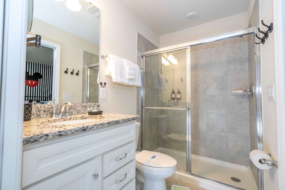 Amazing 5 Suite Home With Resort style Amenities - photo 59