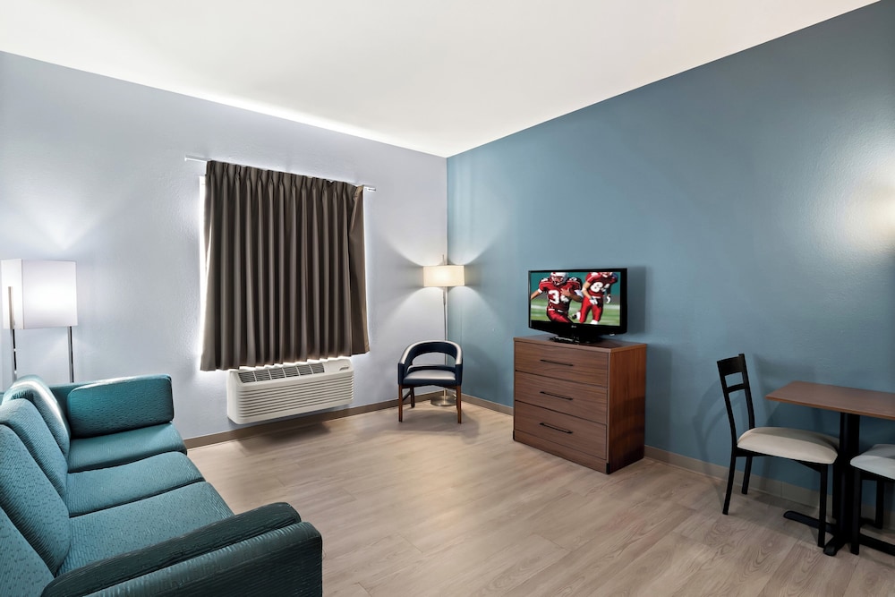 HomeTowne Studios by Red Roof East Lansing Okemos - photo 20