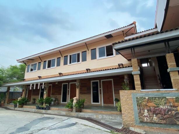 Phunumfha Hotel — Chum Phae