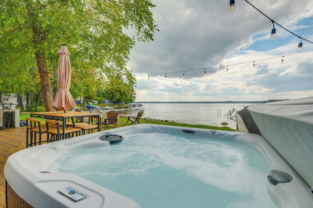 Kalkaska Retreat Private Hot Tub Dock Fireplace — hotel in Kalkaska