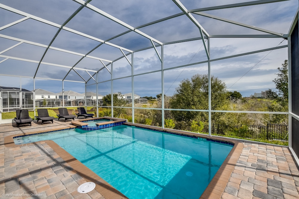 6 Bedroom 6 Bathroom Villa — 4-Star Luxury Hotel in Davenport, United States