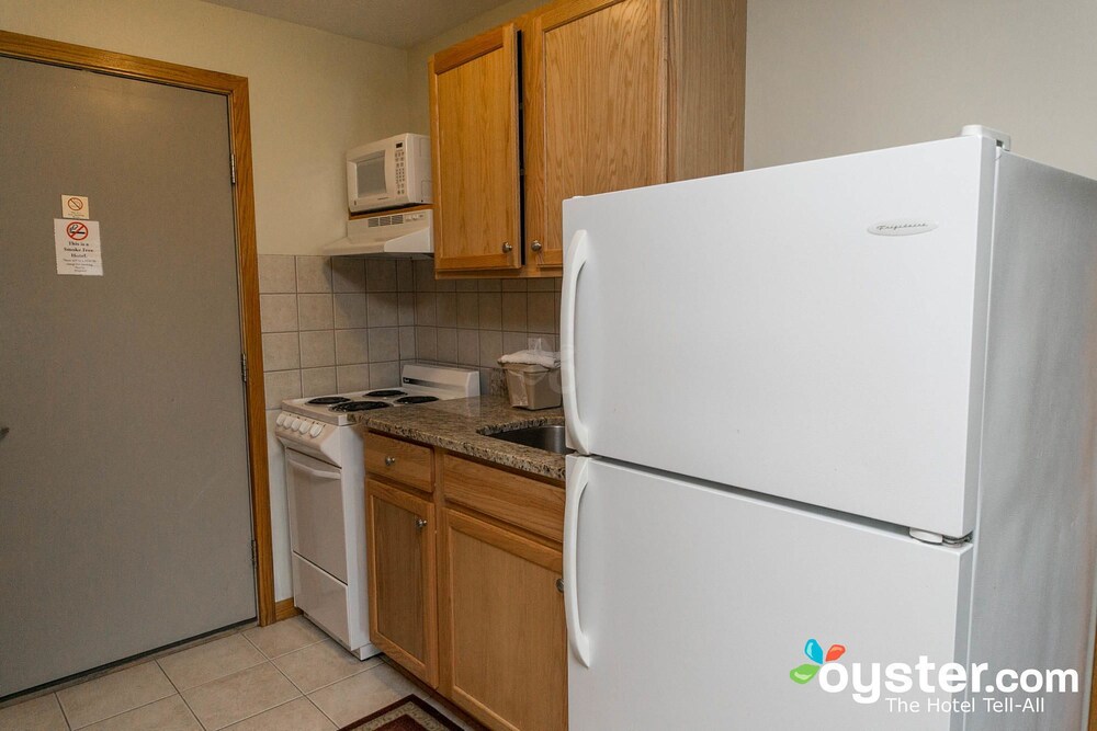 Lake Bluff Inn and Suites - photo 25