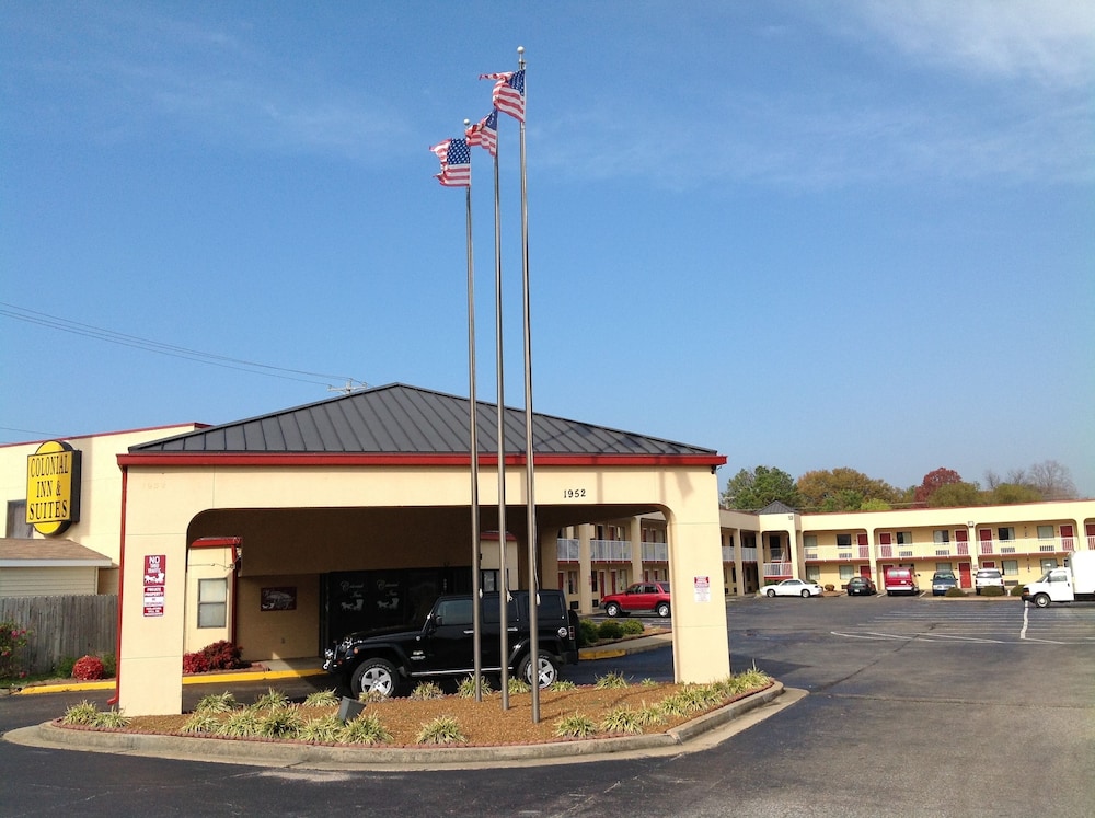 Colonial Inn & Suites Airport Graceland - photo 33