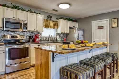 Four Bearoom Cottage — 4-Star Luxury Hotel in Sevierville, United States