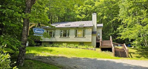 Wine Moose w Hot tub Fireplace Sauna 9min to Mt Snow in Dover, United States