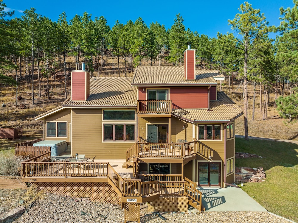 Peaceful Pines 5 BR Home with Jacuzzi — 5-Star Luxury Hotel in Rapid City, United States