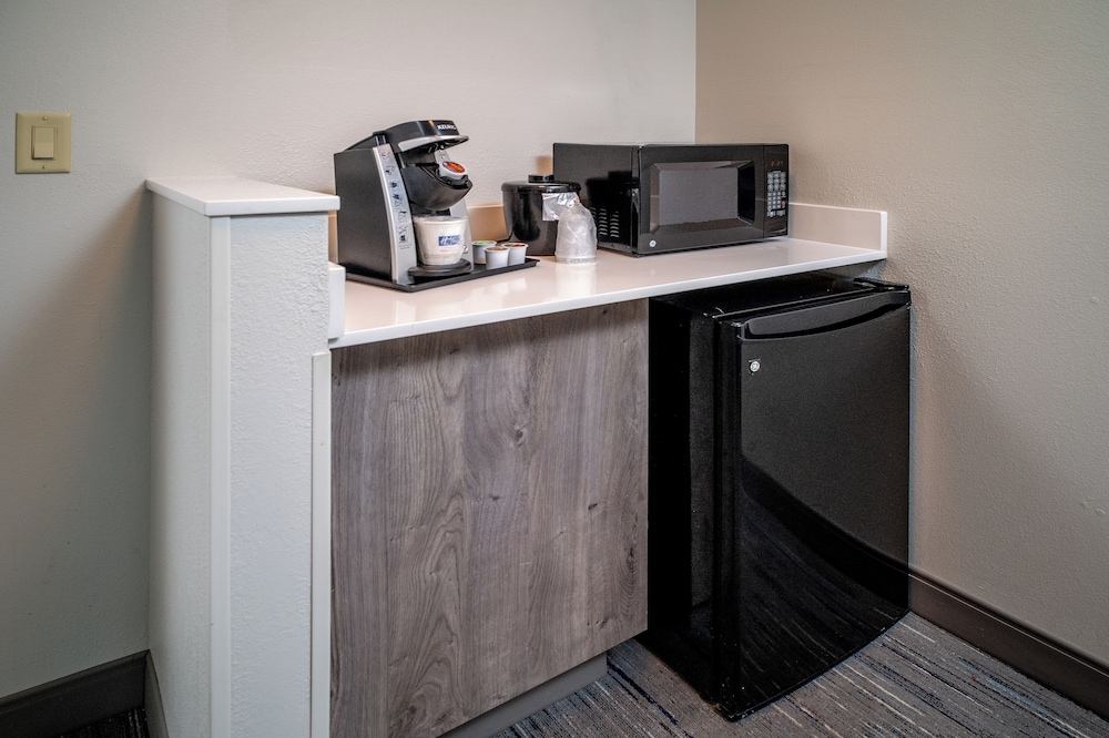 Holiday Inn Express and Suites Fairmont by IHG - photo 18