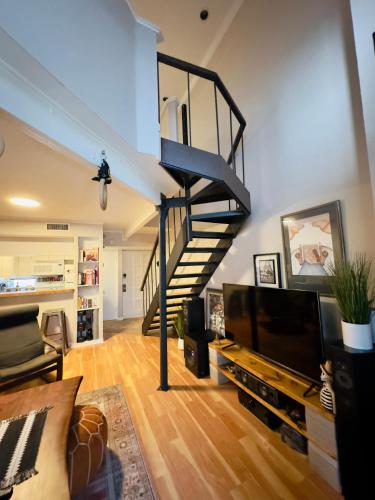 HiFi Sound & Comfort Uptown Dallas 2 story loft — 4-Star Luxury Hotel in Dallas, United States