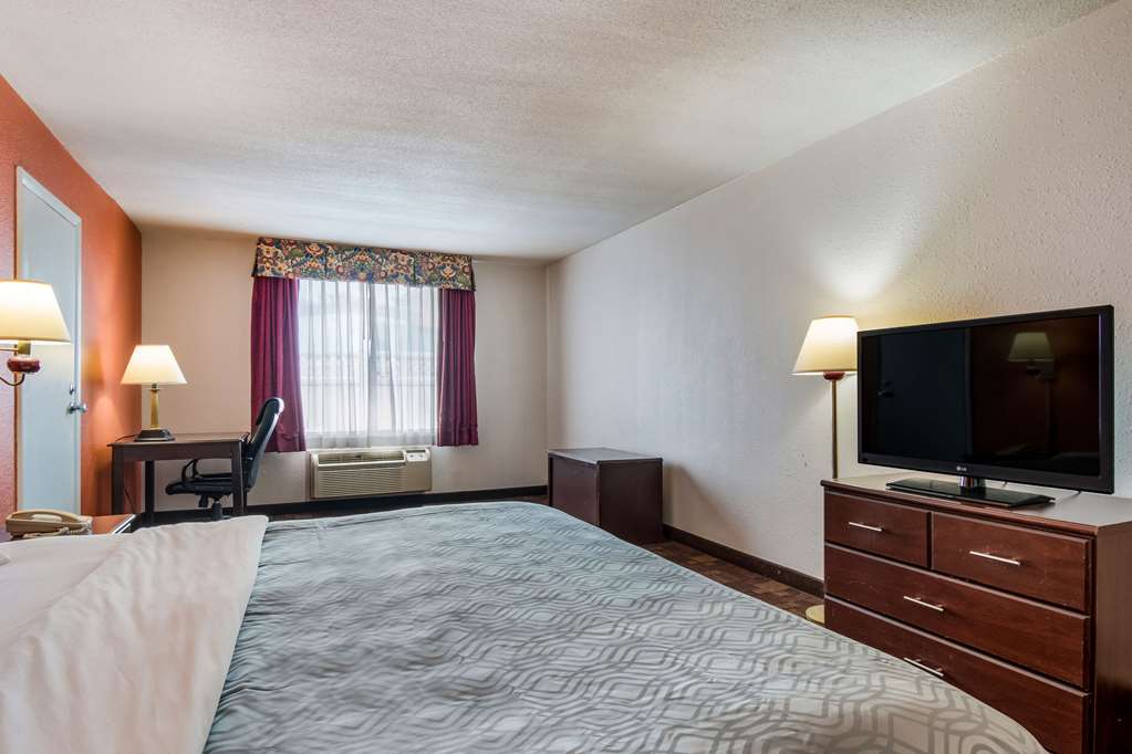 Econo Lodge Inn & Suites Chambersburg Central - photo 10