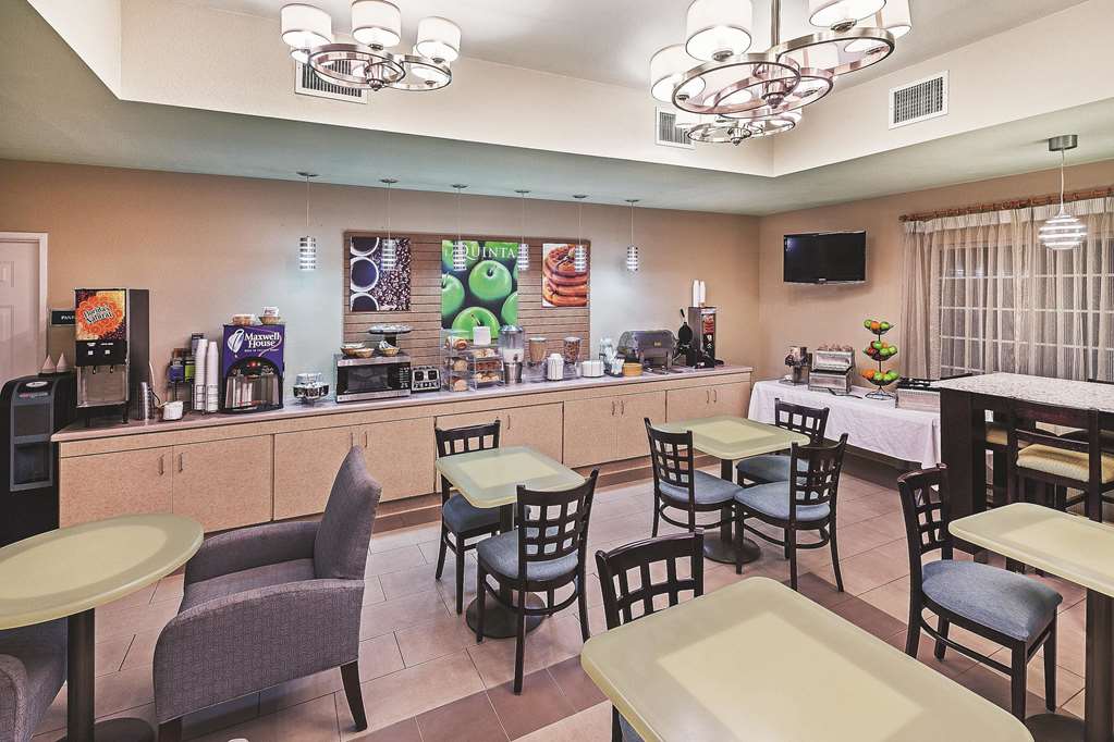 La Quinta Inn & Suites by Wyndham Corpus Christi Northwest - photo 54