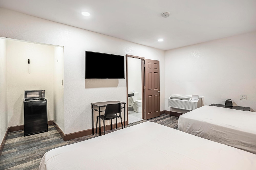 The Greens Hotel Stockton Blvd - photo 19