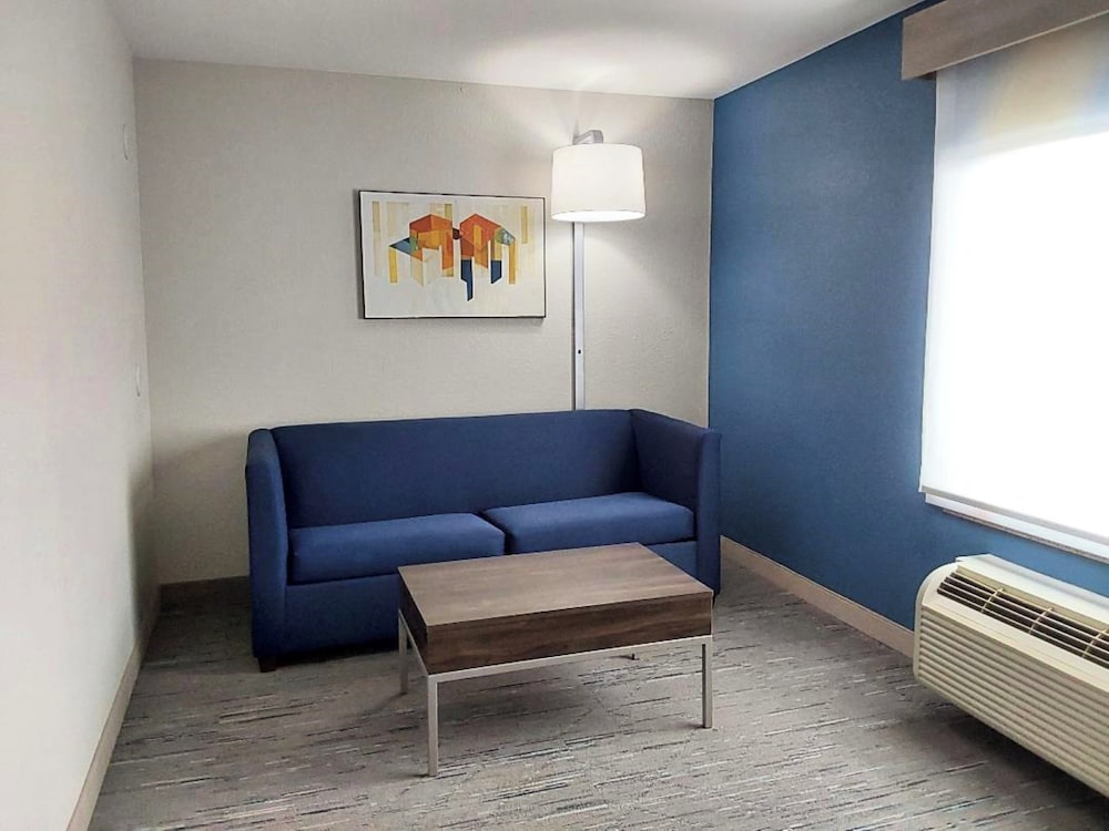 Holiday Inn Express & Suites Antigo by IHG - photo 19