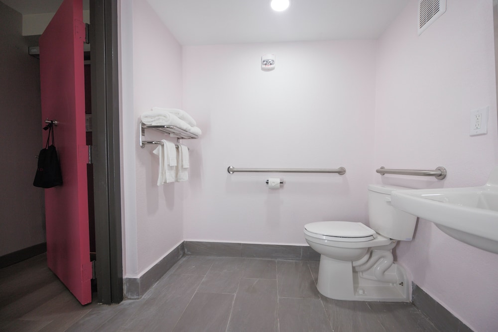 B&B Hotel Miami Airport - photo 17