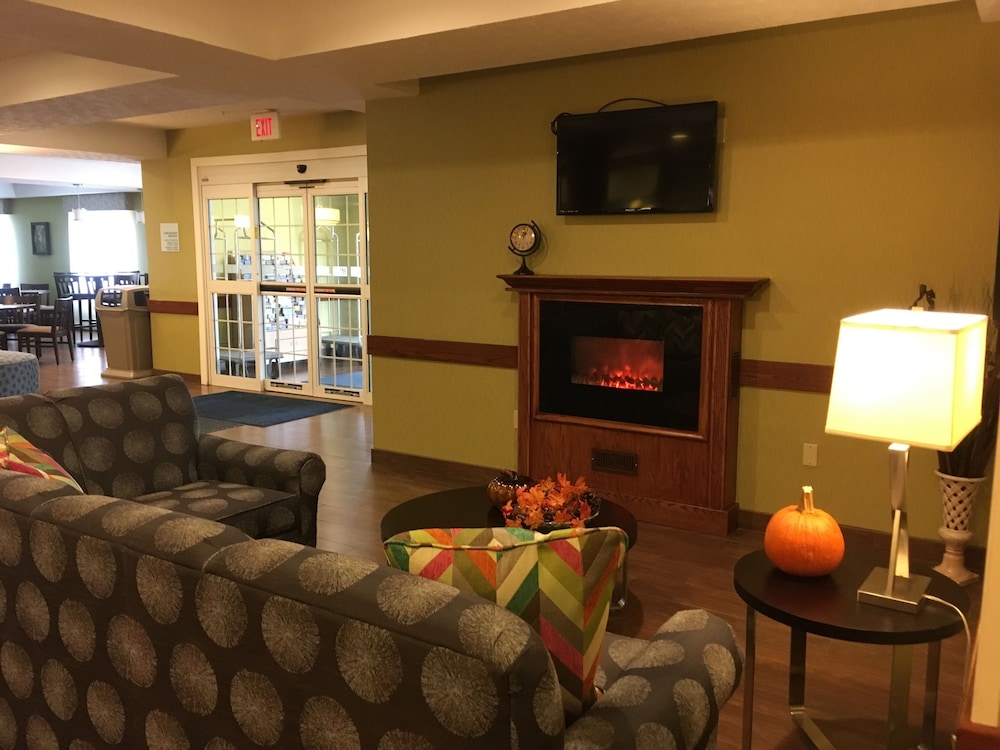 Holiday Inn Express Hotel & Suites Cadillac by IHG - photo 2