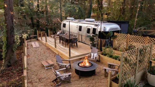 Cozy Lakefront Airstream Private Deck And Firepit Sleeps 6 — Smyrna