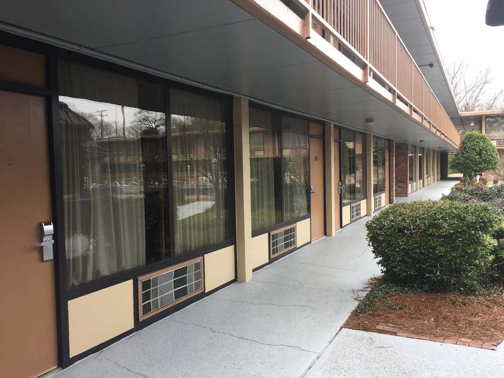 Columbus Inn & Suites - photo 19