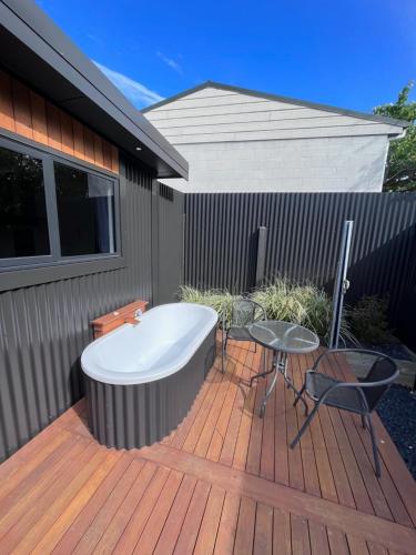Cosy Apartment with Outdoor Private Bath for 2 — 4-Star Luxury Hotel in Timaru, New Zealand