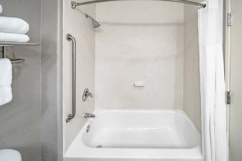 Days Inn & Suites by Wyndham San Antonio near Frost Bank Center - photo 23