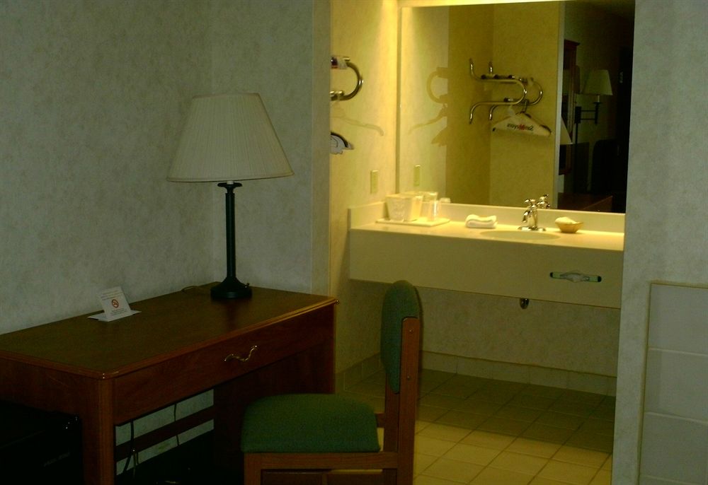 Campton Parkway Inn - photo 20