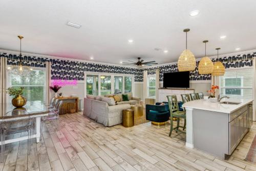 Kooky Coconuts - carbon neutral hotel in Pensacola