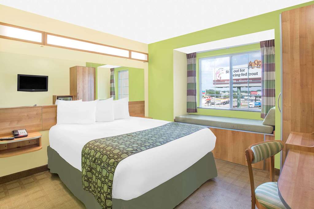 Microtel Inn & Suites by Wyndham Tuscumbia Muscle Shoals - photo 8