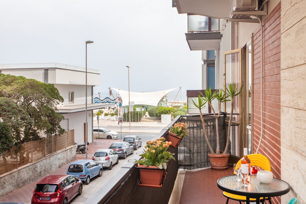 Pane & Pomodoro Beach Roomy Flat — 4-Star Luxury Hotel in Bari, Italy