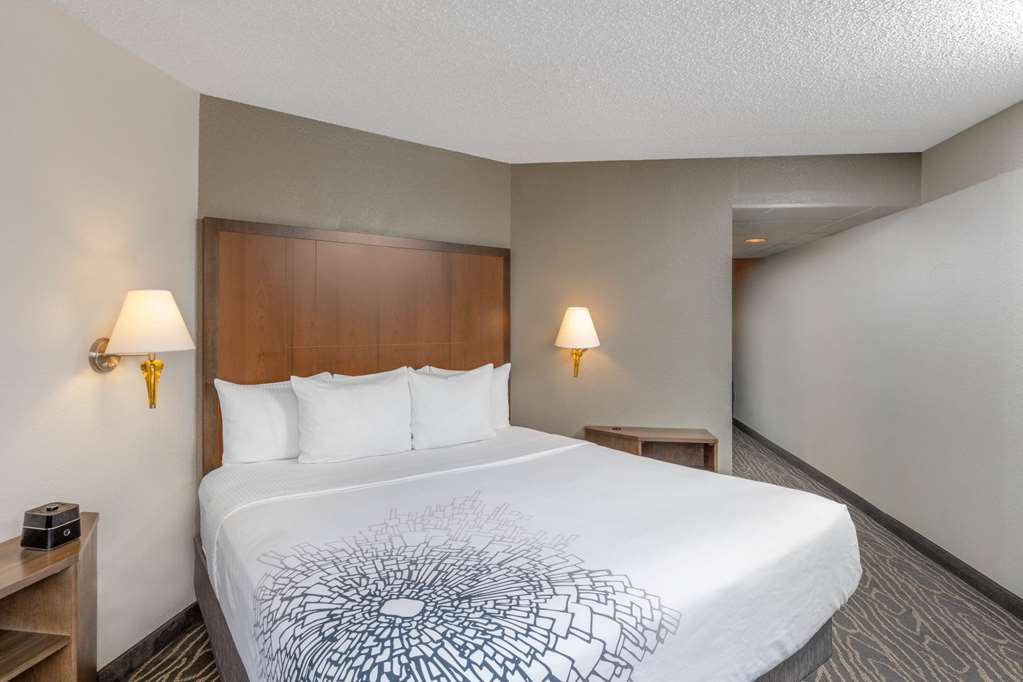 La Quinta Inn & Suites by Wyndham Secaucus Meadowlands - photo 11