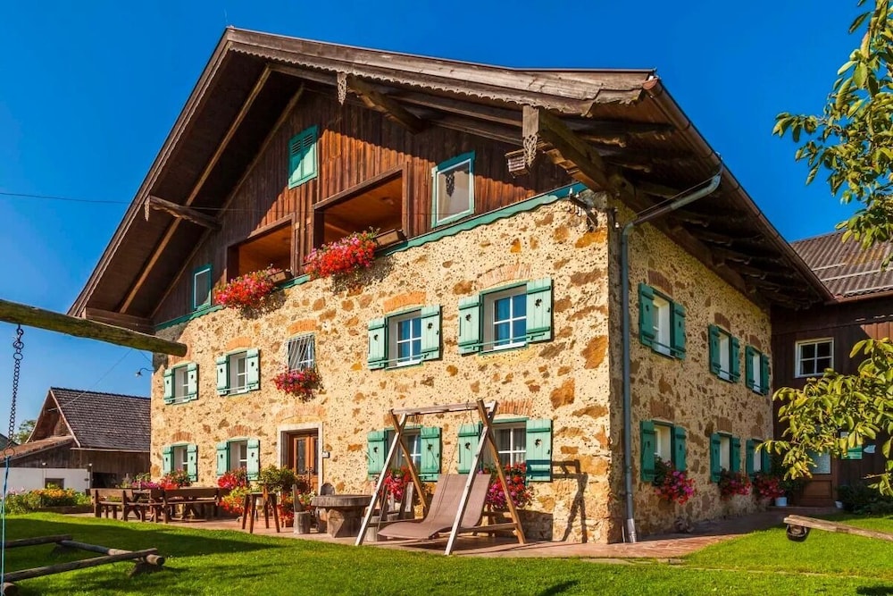 Baby und Kinderhof Aicherbauer — 4-Star Luxury Hotel in Seeham, Austria