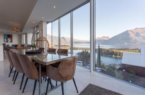 Views on Edinburgh a Relax it's Done luxury holiday home — 4-Star Luxury Hotel in Queenstown, New Zealand