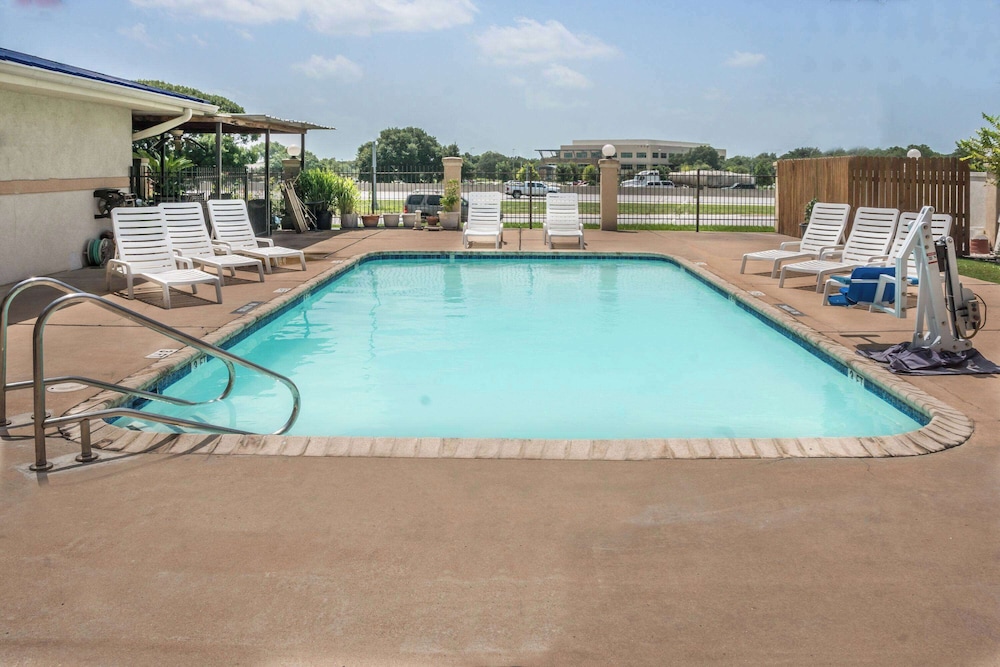 Super 8 by Wyndham San Marcos - photo 14