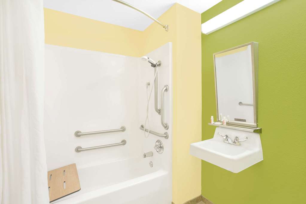 Microtel Inn & Suites by Wyndham Tuscumbia Muscle Shoals - photo 12